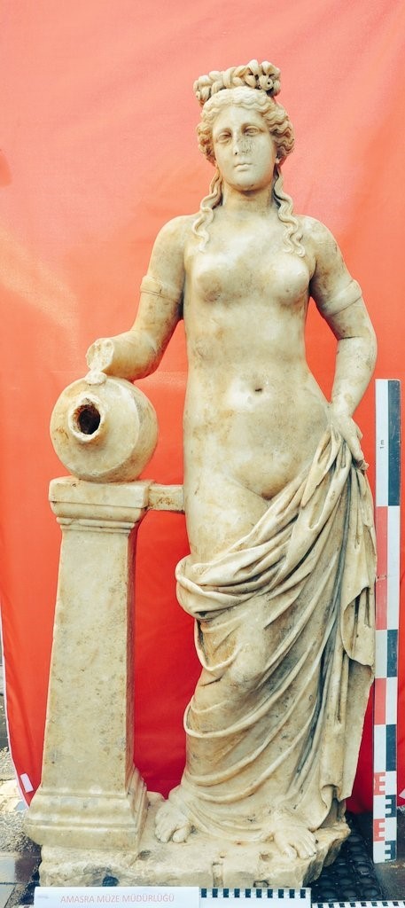 Antik kent kazılarında su perisi heykeli bulundu