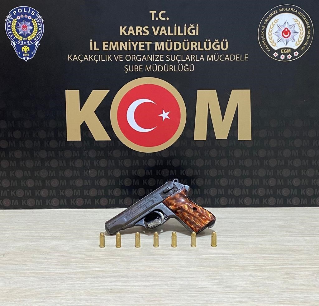 Kars’ta 1 araçtan silah ve mühimmat çıktı