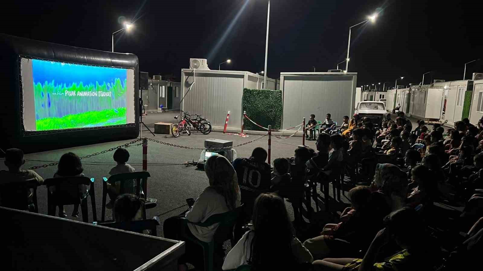 Depremzede çocuklar sinema etkinliğinde buluştu