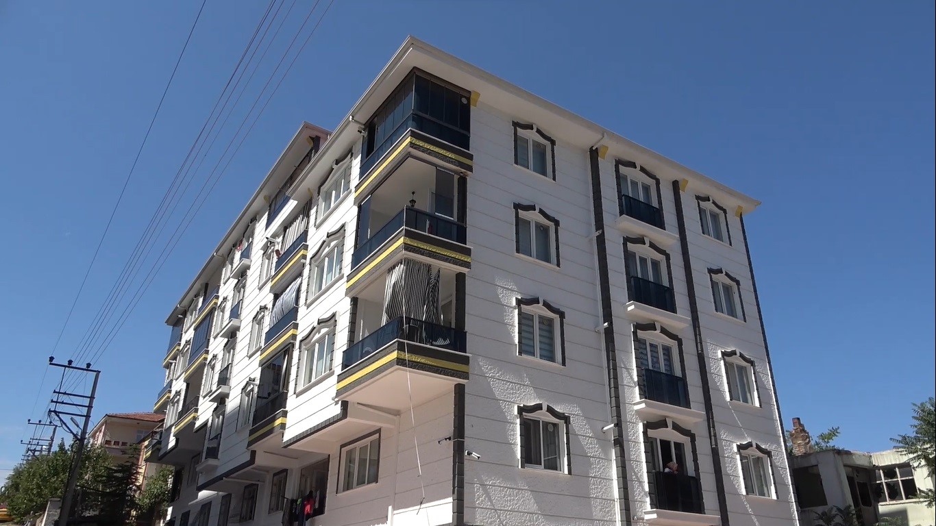 320 voltluk elektrik akımına kapılan gen&ccedil; &ouml;l&uuml;mden d&ouml;nd&uuml;
