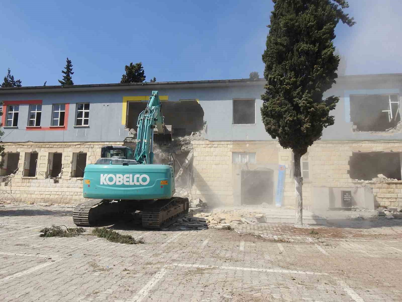 Kilis’te ağır hasarlı okulların yıkımına başlandı