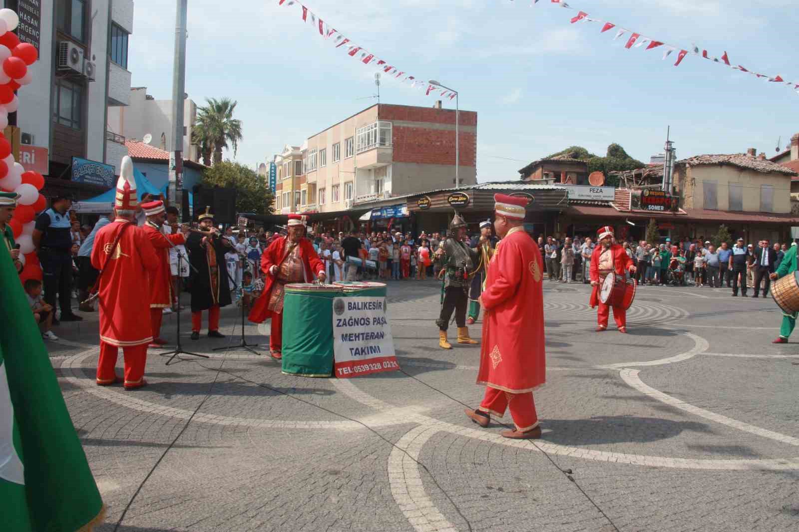 Havran’da 100 kişi meydanda harmandalı oynadı