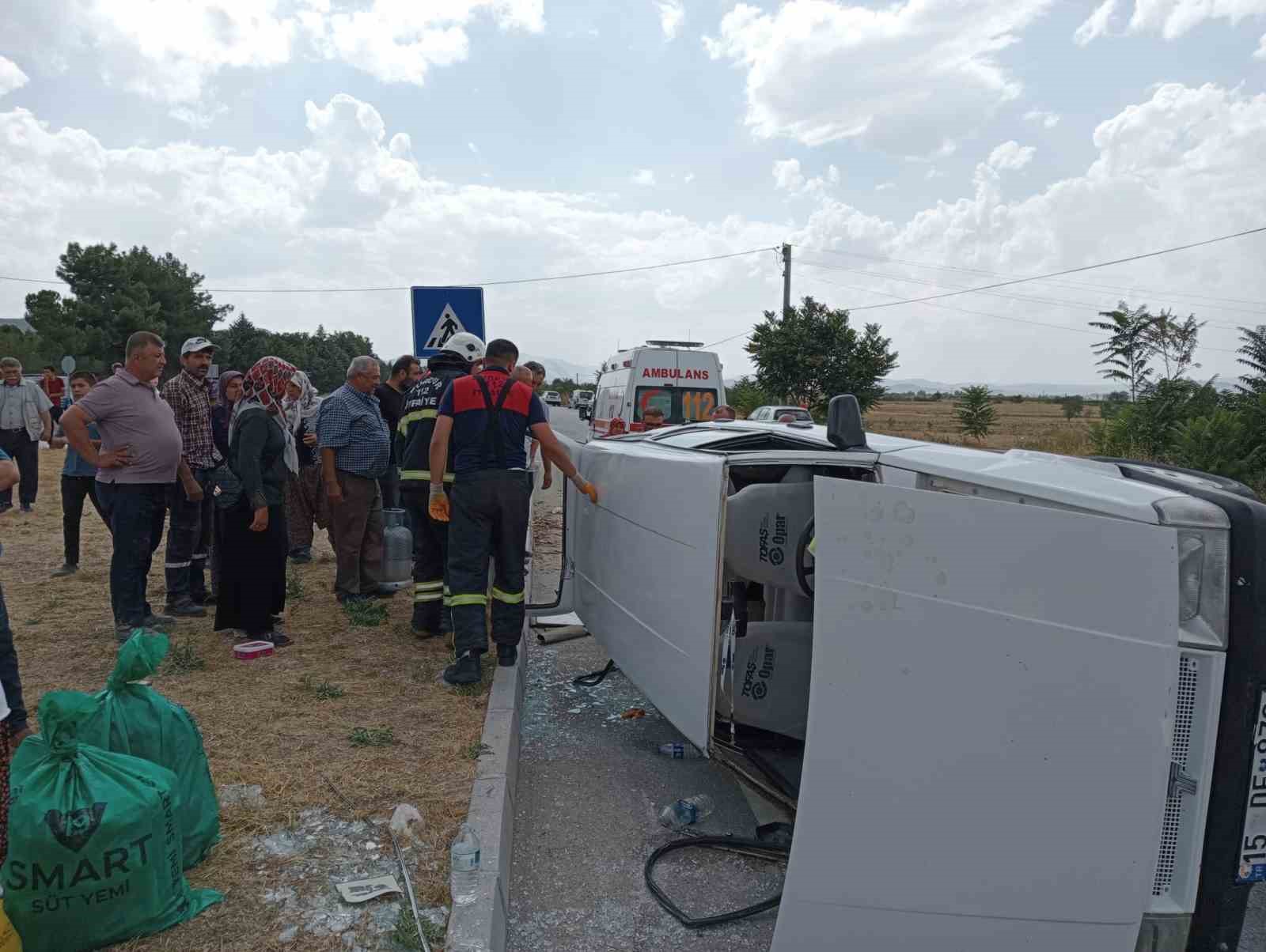 Burdur’da römork bağlı otomobil devrildi 3 kişi yaralandı.