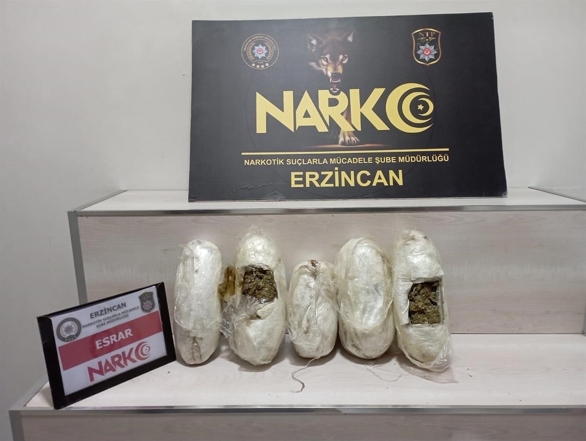 Stepneye saklanan 3 kilo 288 gram esrar ele geçirildi