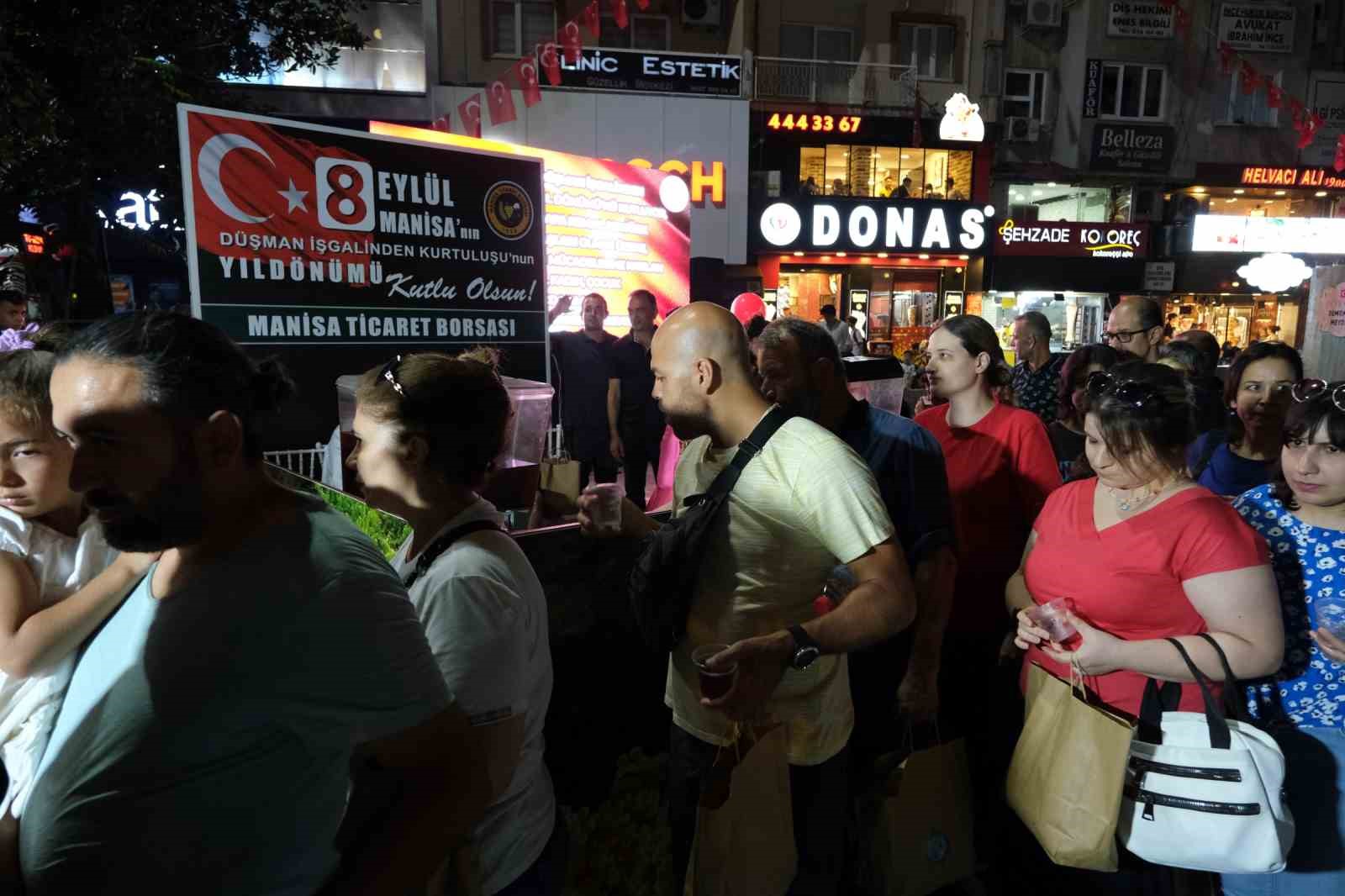 Manisa Ticaret Borsası’ndan vatandaşlara üzüm şırası ikramı