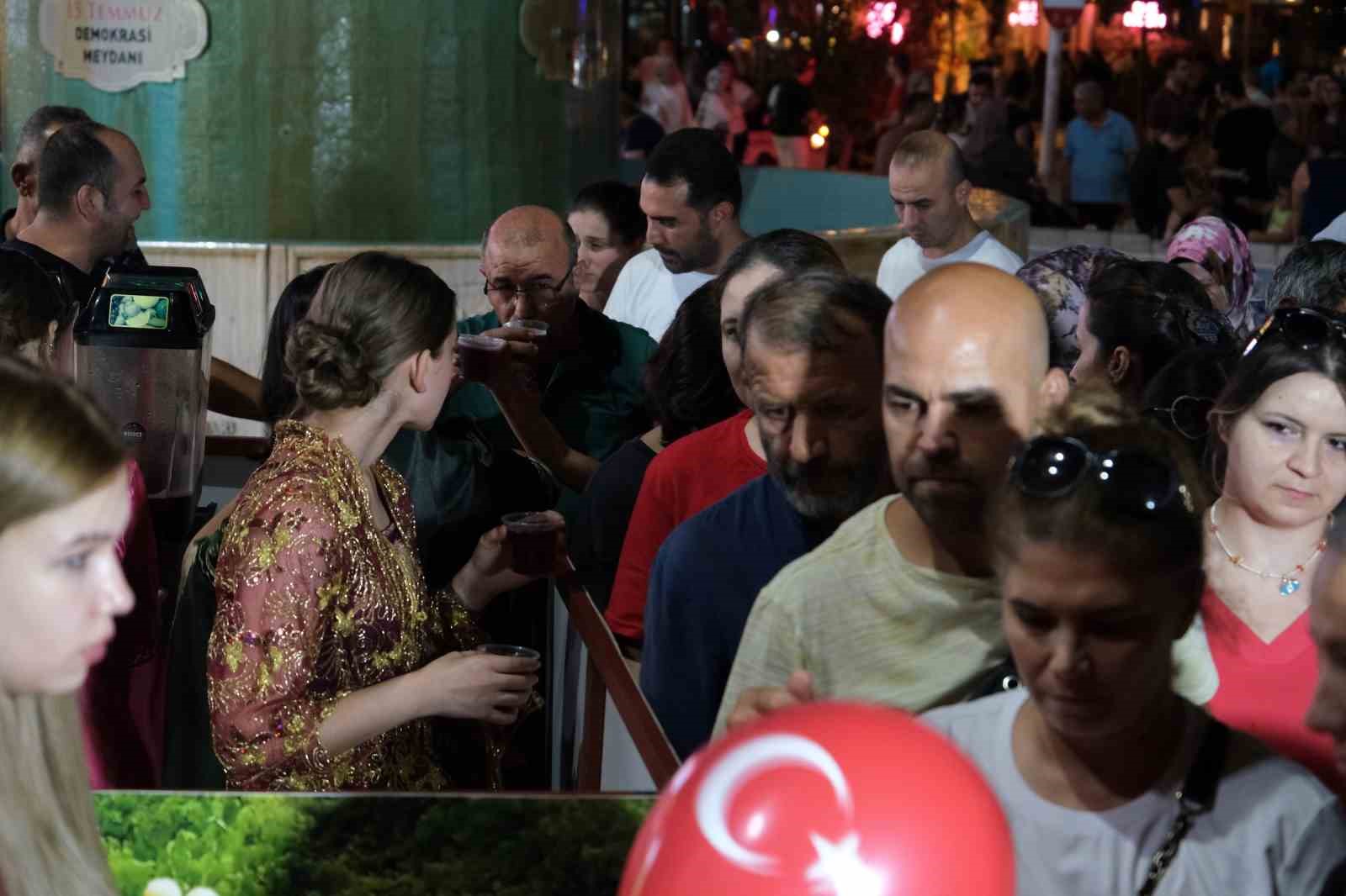 Manisa Ticaret Borsası’ndan vatandaşlara üzüm şırası ikramı
