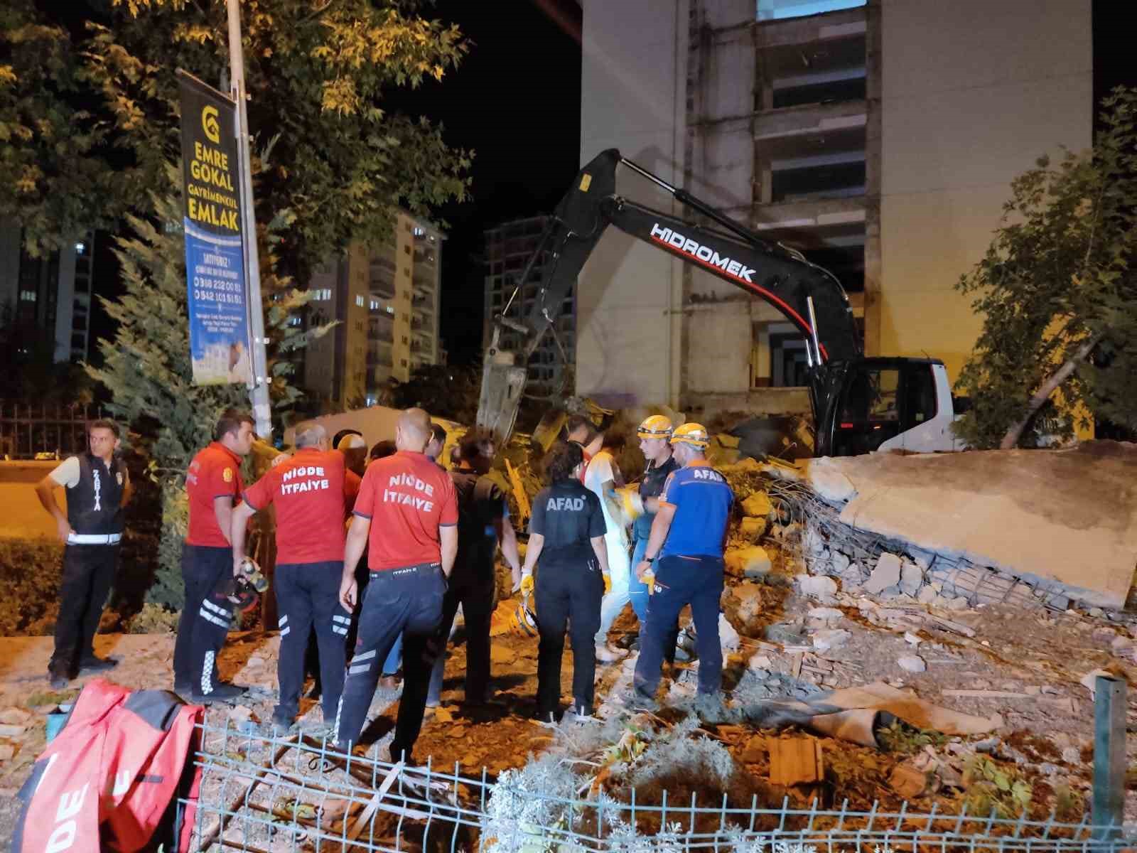 Yıkım sırasında duvarın caddeye devrildiği anlar kamerada