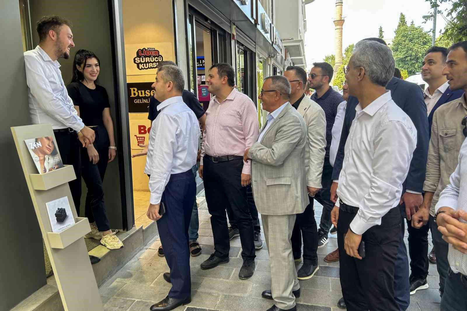 Vali Erg&uuml;n ve Başkan &Ccedil;akın Uşak esnafı ile bir araya geldi
