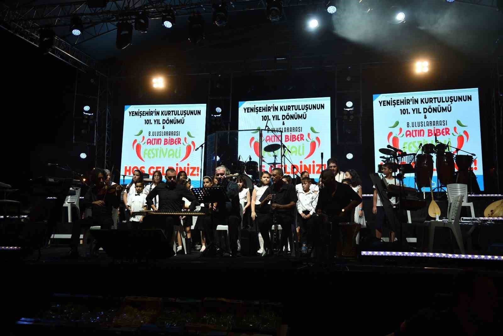 Yenişehir Biber Festivalii&rsquo;nde Hakan Altun ve Merve &Ouml;zbey r&uuml;zgarı

