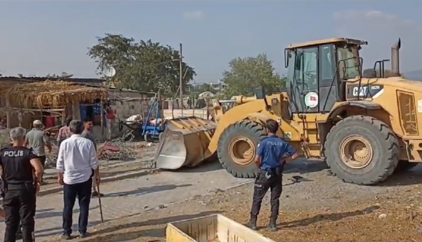 Osmaniye’de enkazdan çıkan demirleri çalan hırsızlara yönelik operasyon