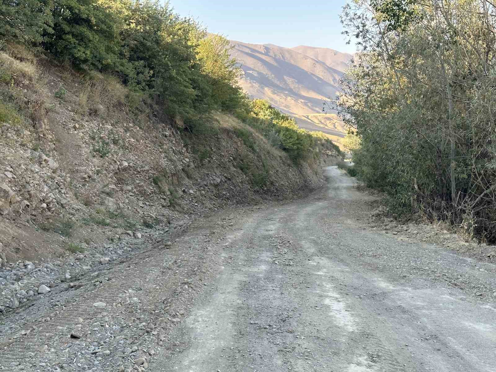 İran sırındaki 4 k&ouml;yde yol genişletme &ccedil;alışması
