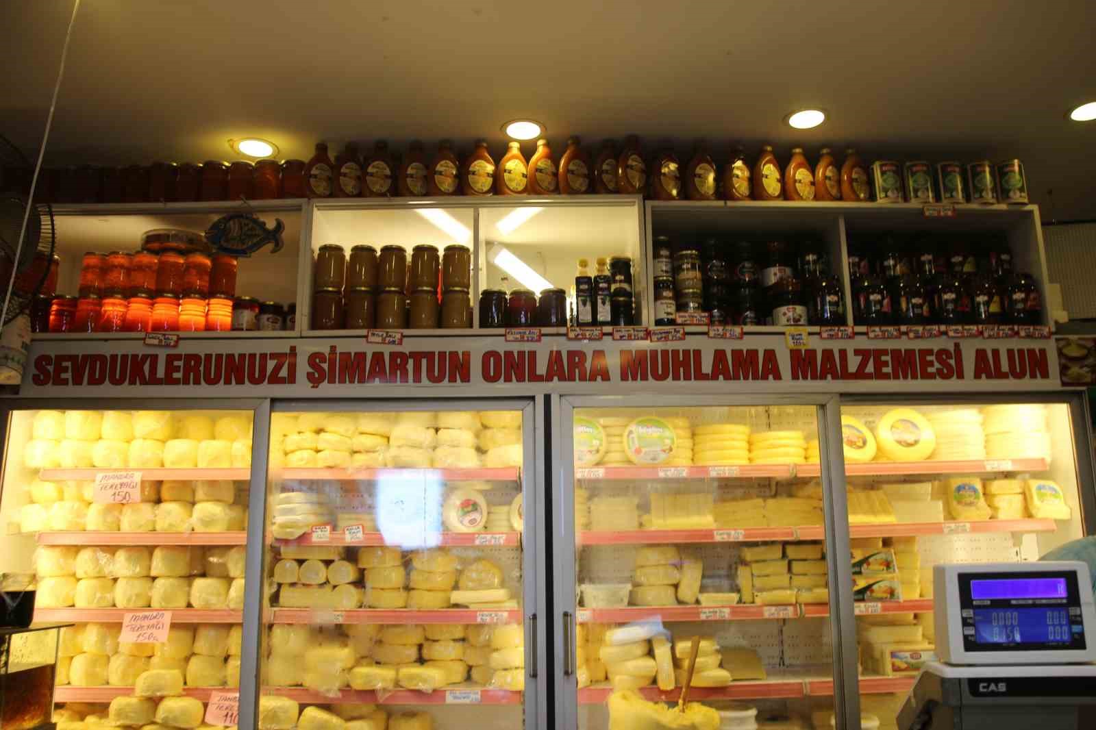 Bu şarküteri dükkanında satılan ürünlerin üzerindeki yazıları okuyanlar gülmekten kendini alamıyor