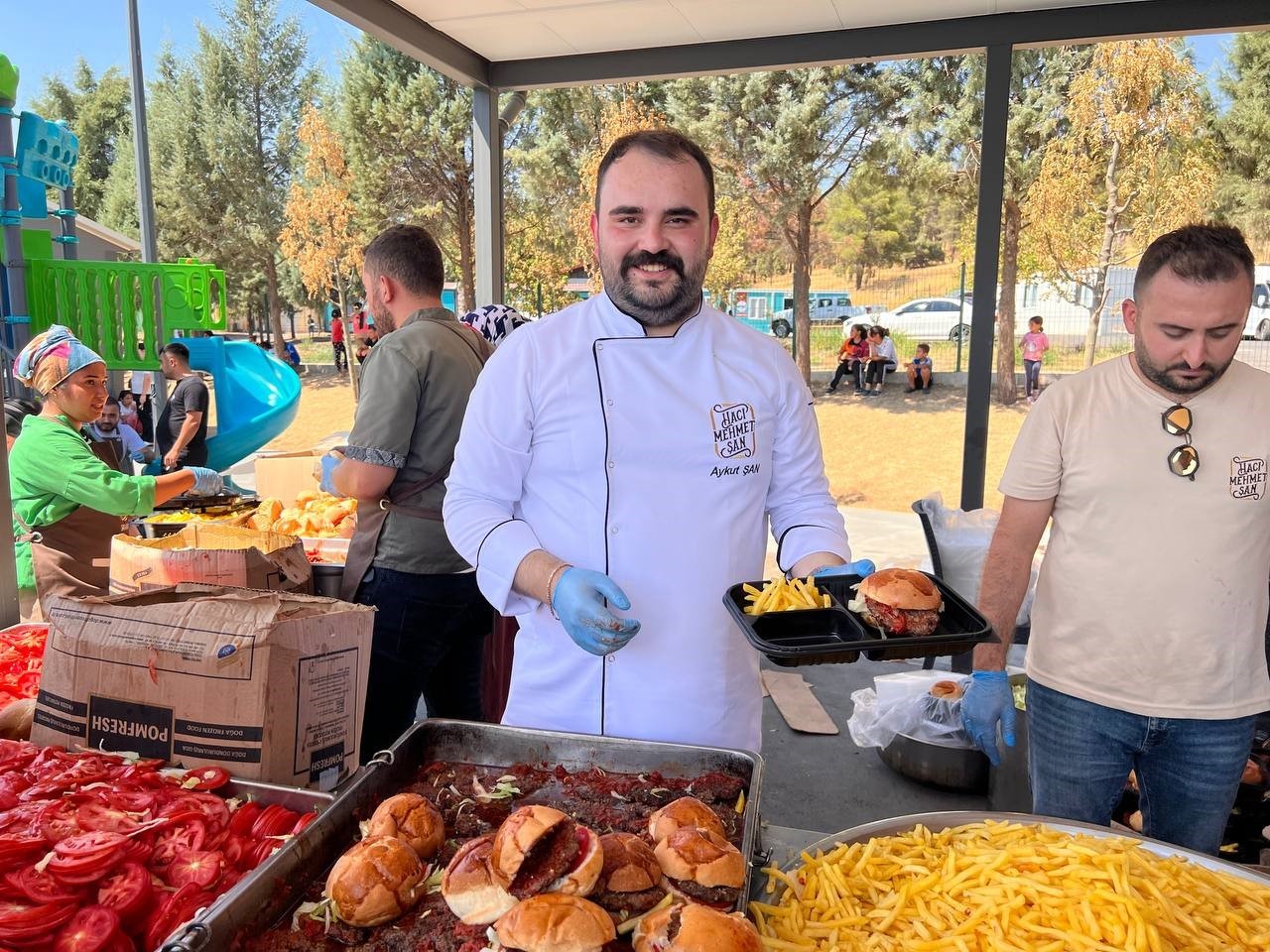 Konteyner kentte yaşayan vatandaşlara hamburger ikramı

