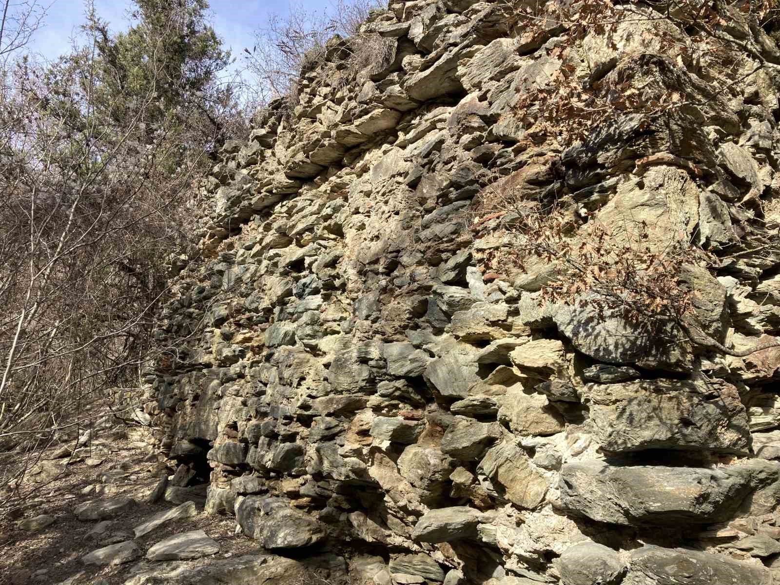 Definecilerin talan ettiği kale ve hamam yok oluyor