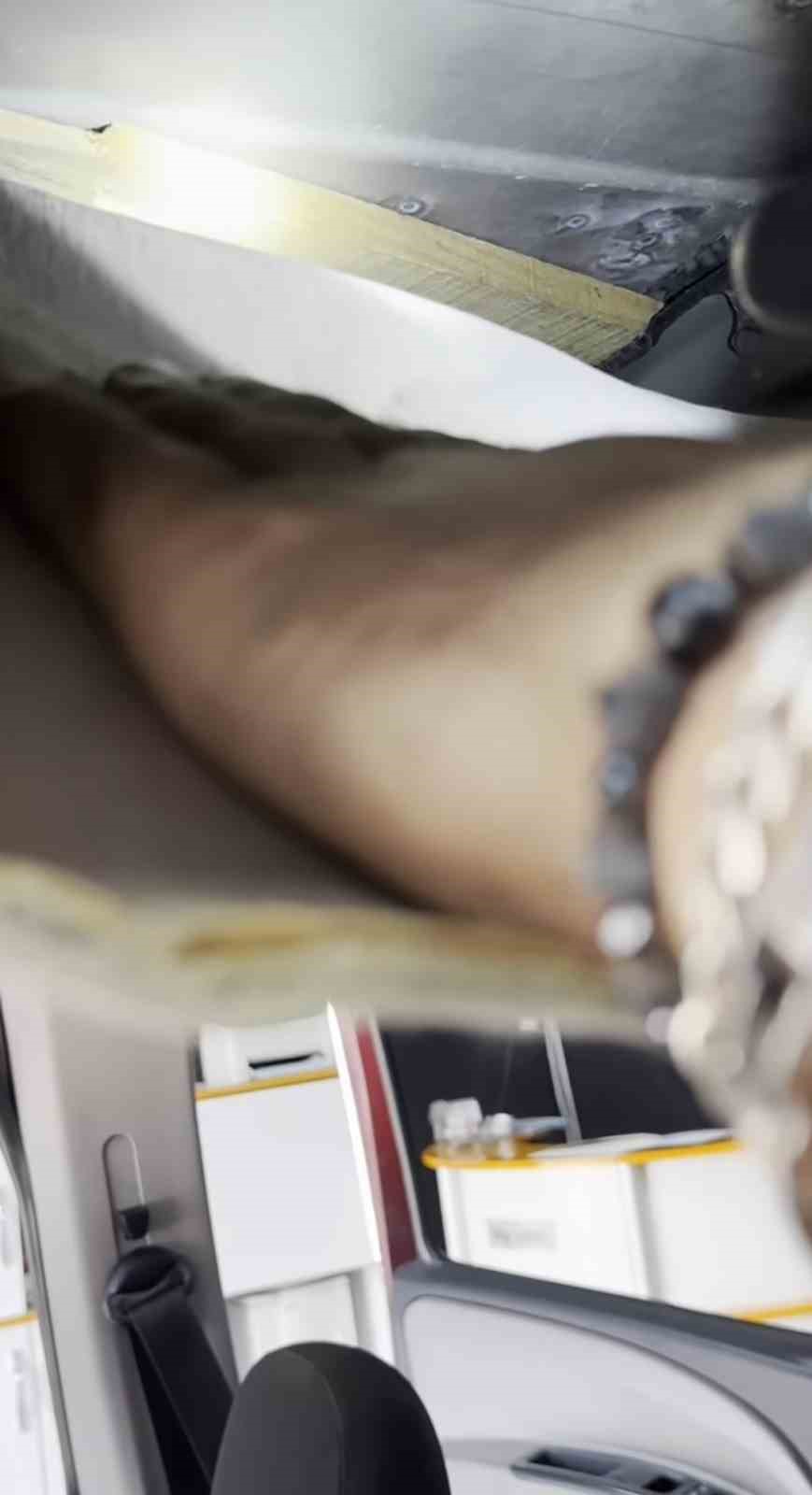 Otomobilin tavanını desteklemek için tahta kullanmışlar 