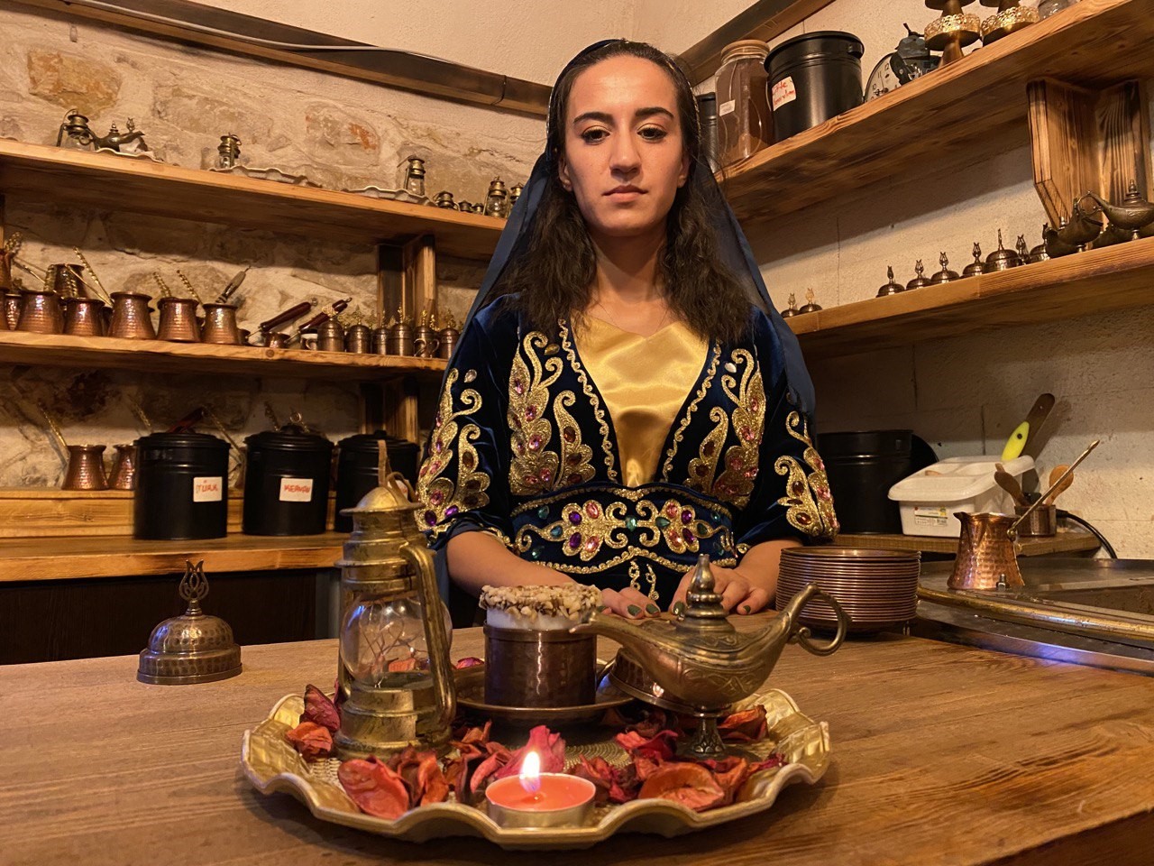 5 asırlık Kapalı &Ccedil;arşı&rsquo;yı gezenler Hışır Han&rsquo;ın serin avlusunda tarihe tanıklık ediyor
