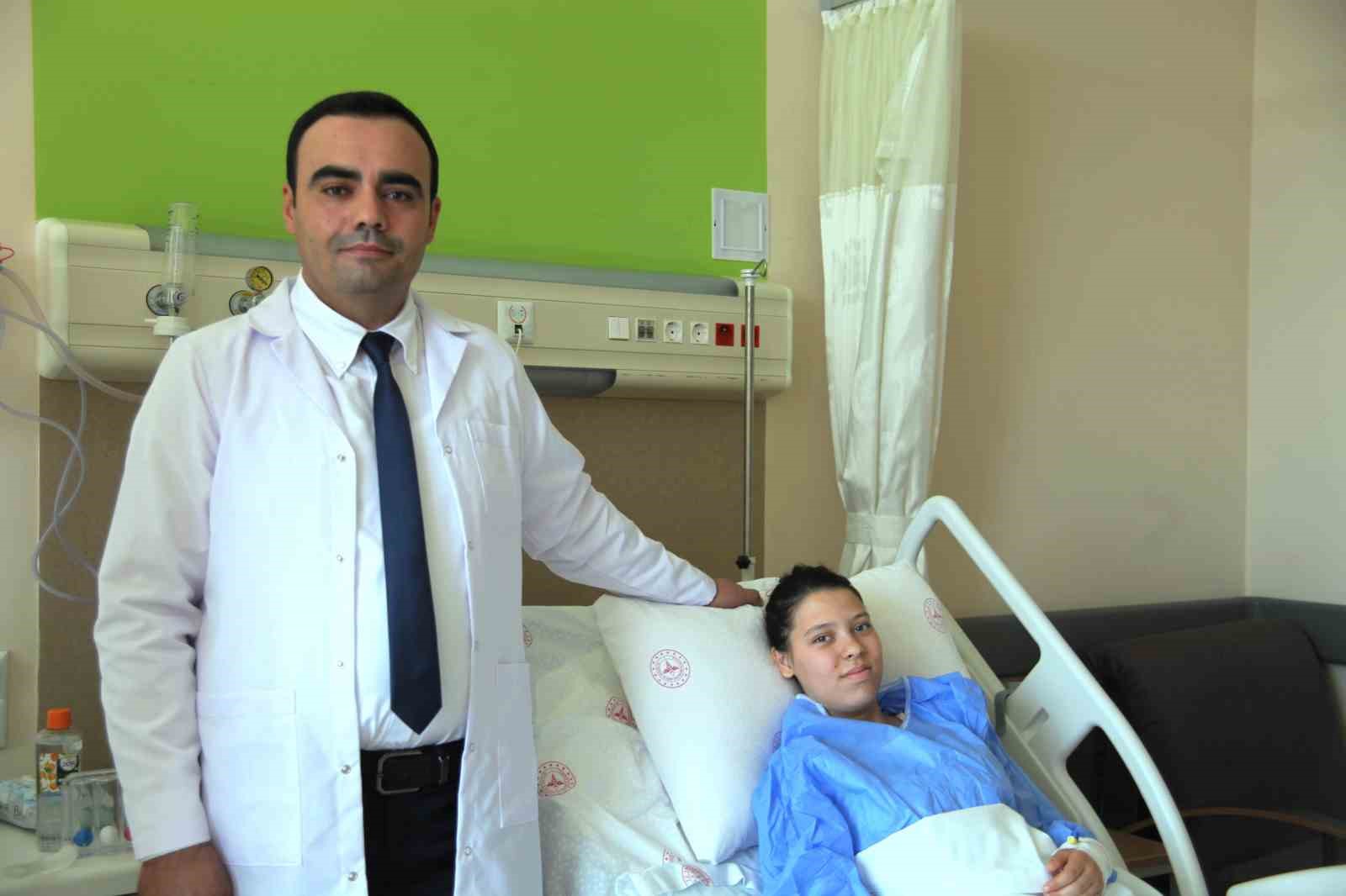 Konya’da 14 yaşındaki çocuğun kamburu ameliyatla düzeltildi