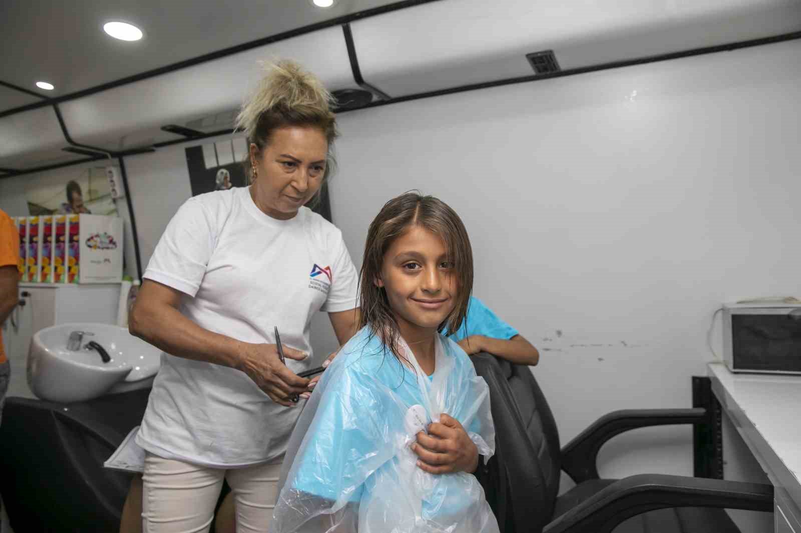 Mobil kuaför, mevsimlik işçilerin çocuklarına hizmet verdi
