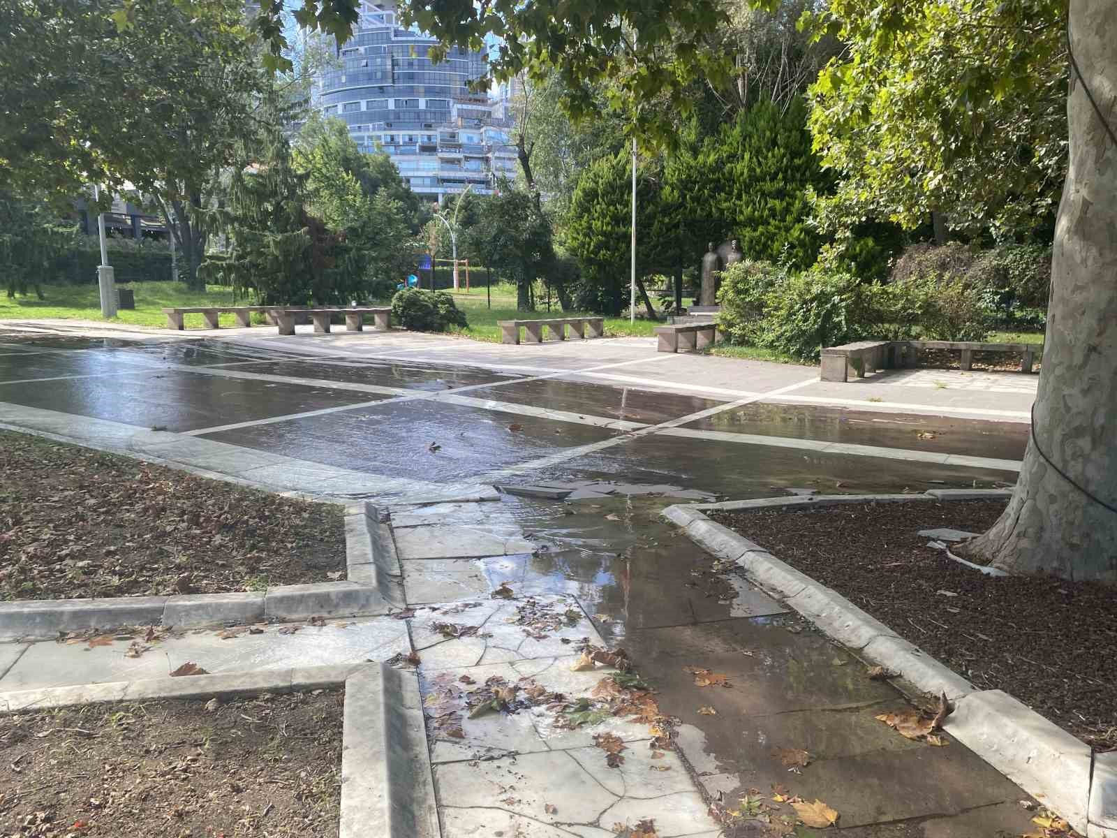 Başakşehir’de İSKİ’ye ait olduğu söylenen su borusu patladı: İhbarlara rağmen müdahale edilmedi