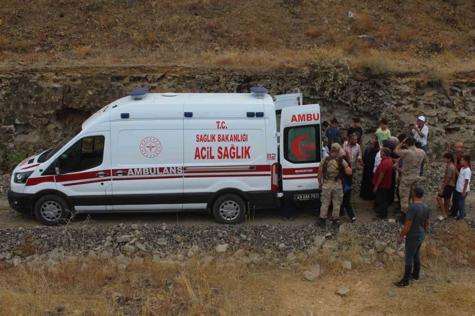 Ayağının kayması sonucu kayalıktan Murat Nehri&rsquo;ne d&uuml;şen şahıs boğuldu
