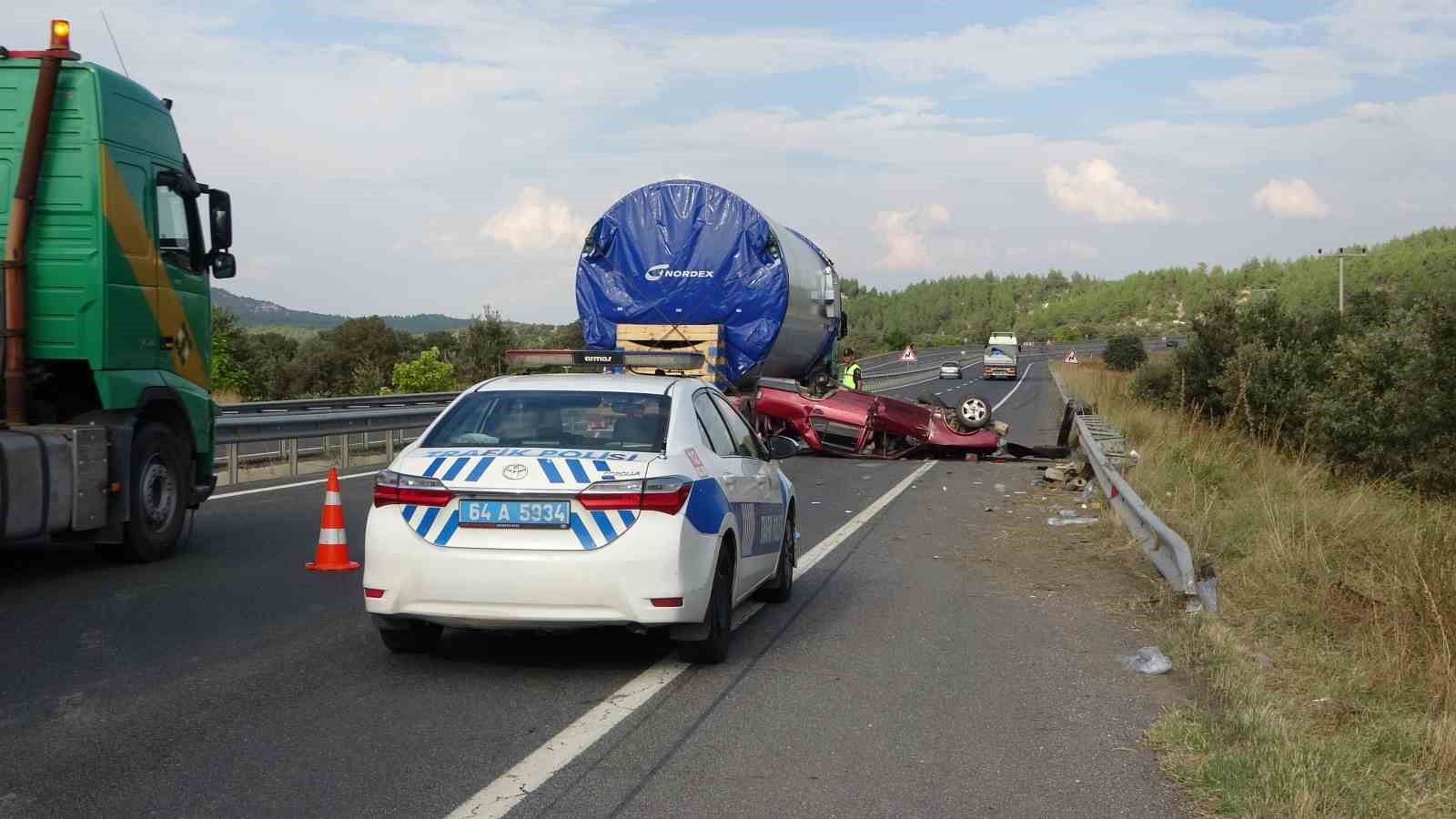 Uşak’ta otomobil bariyerlere çarptı: 1 ölü, 3 yaralı