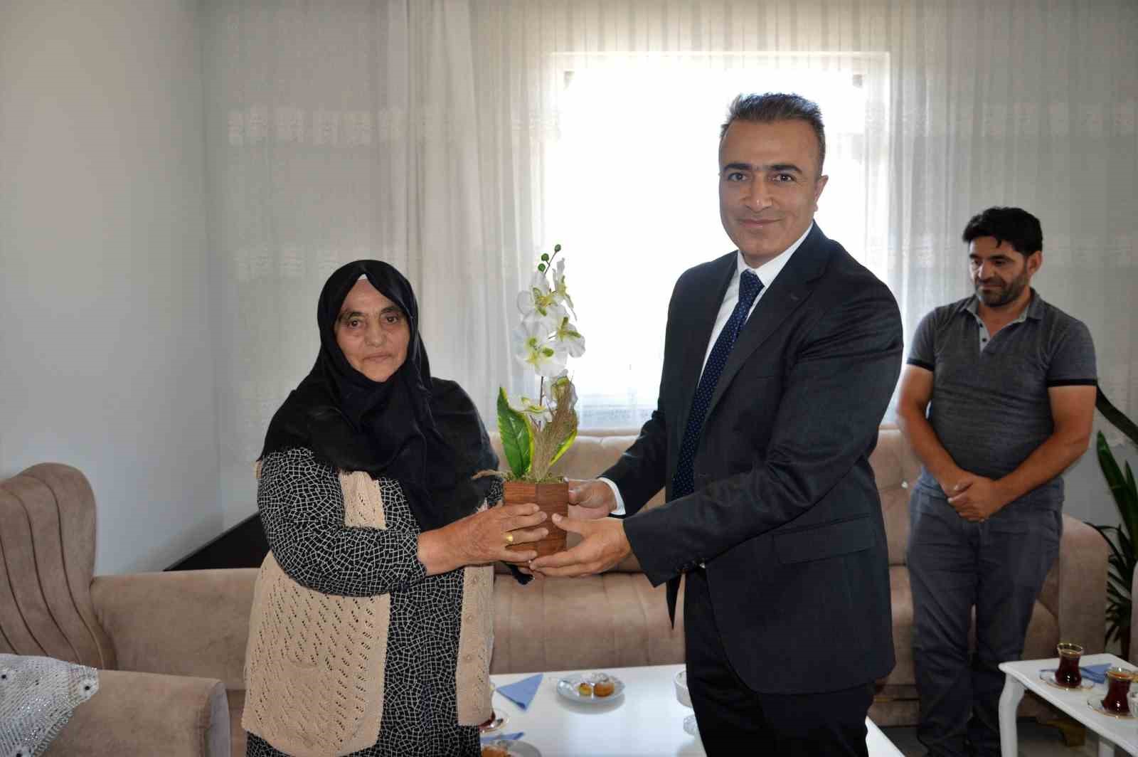 Vali &Ccedil;i&ccedil;ek şehit ailesini ziyaret etti
