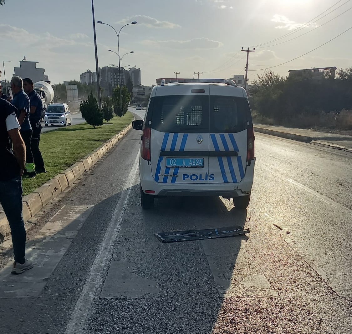 Otomobil polis aracına arkadan &ccedil;arptı: 2 yaralı
