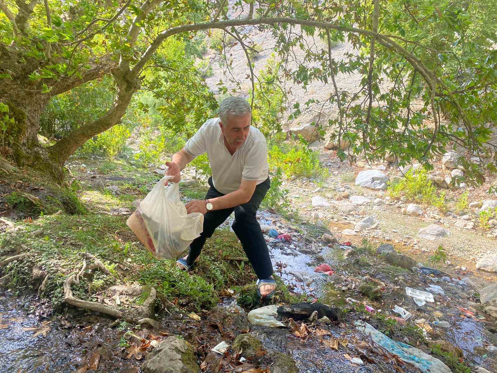 Sason&rsquo;da mesire alanında &ccedil;&ouml;p yığını
