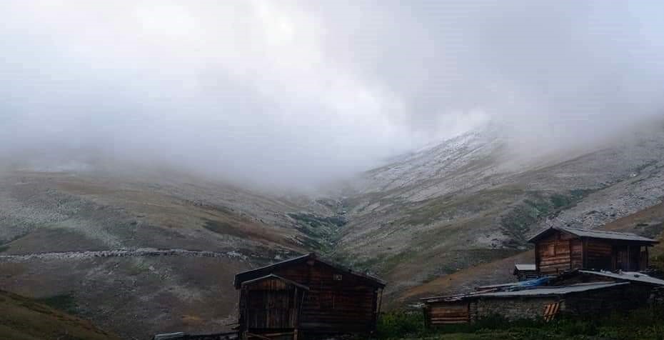 Artvin’in yüksek kesimlerine mevsimin ilk karı yağdı