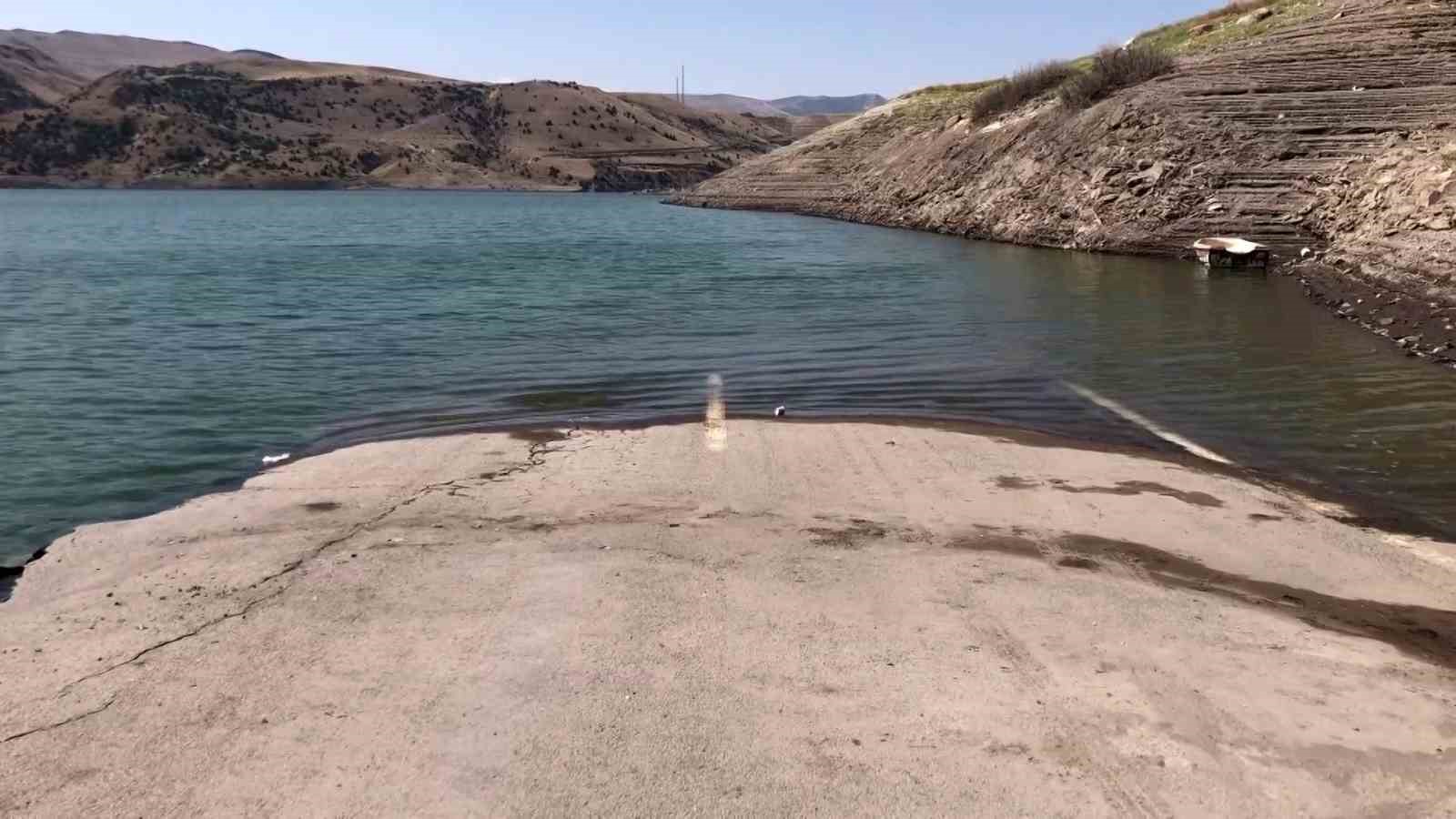 Kars&rsquo;ta baraj suyu 20 metre &ccedil;ekildi
