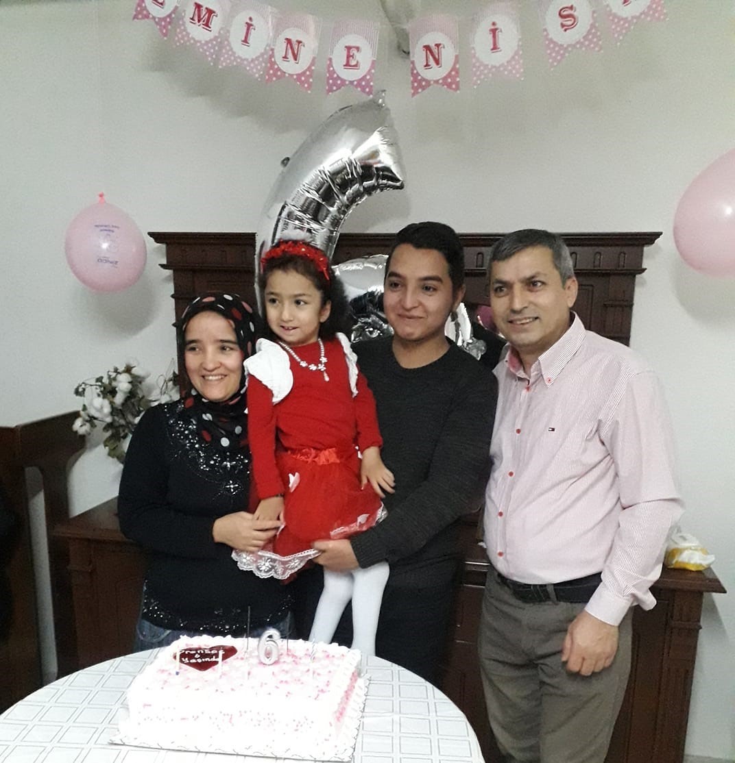 Kazada hayatını kaybeden anne ve &ccedil;ocukları g&ouml;zyaşları arasında toprağa verildi
