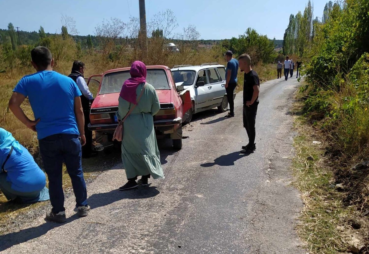 Emet’te iki araç kafa kafaya çapıştı: 5 yaralı