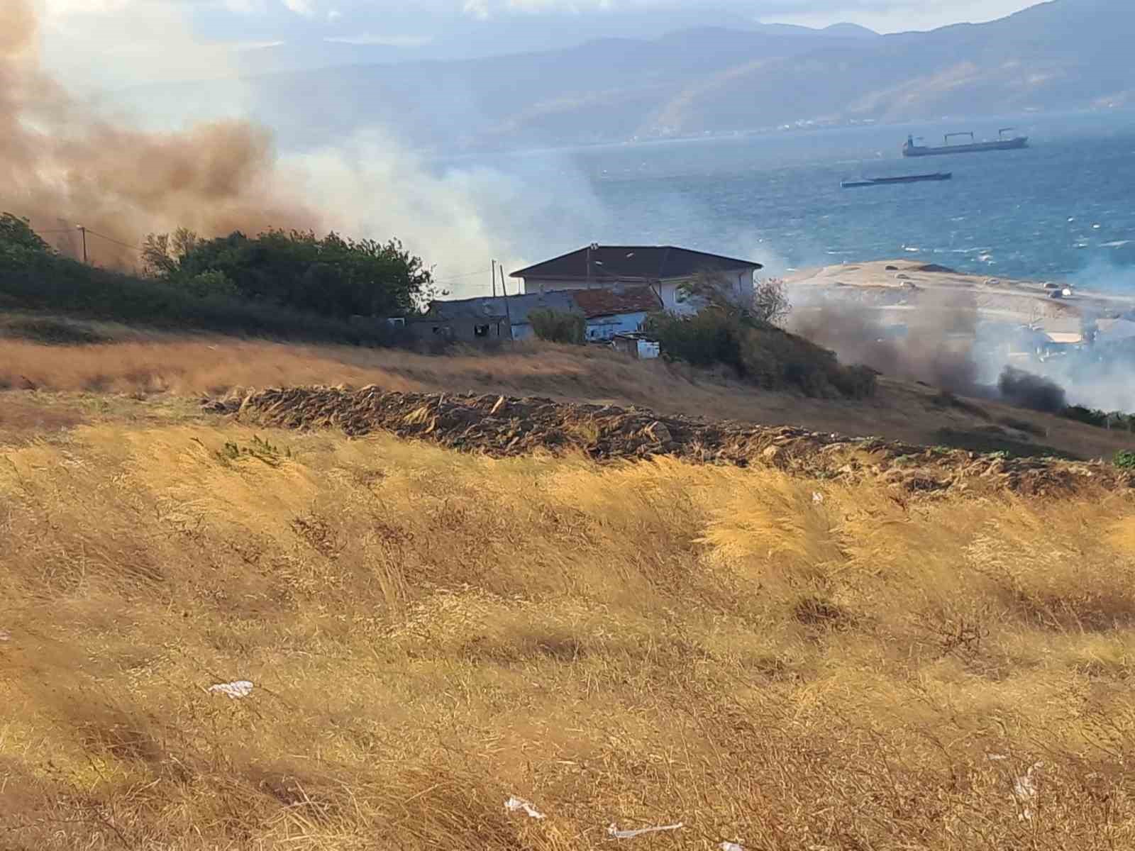 Bandırma’da otluk yangını evleri tehdit ediyor