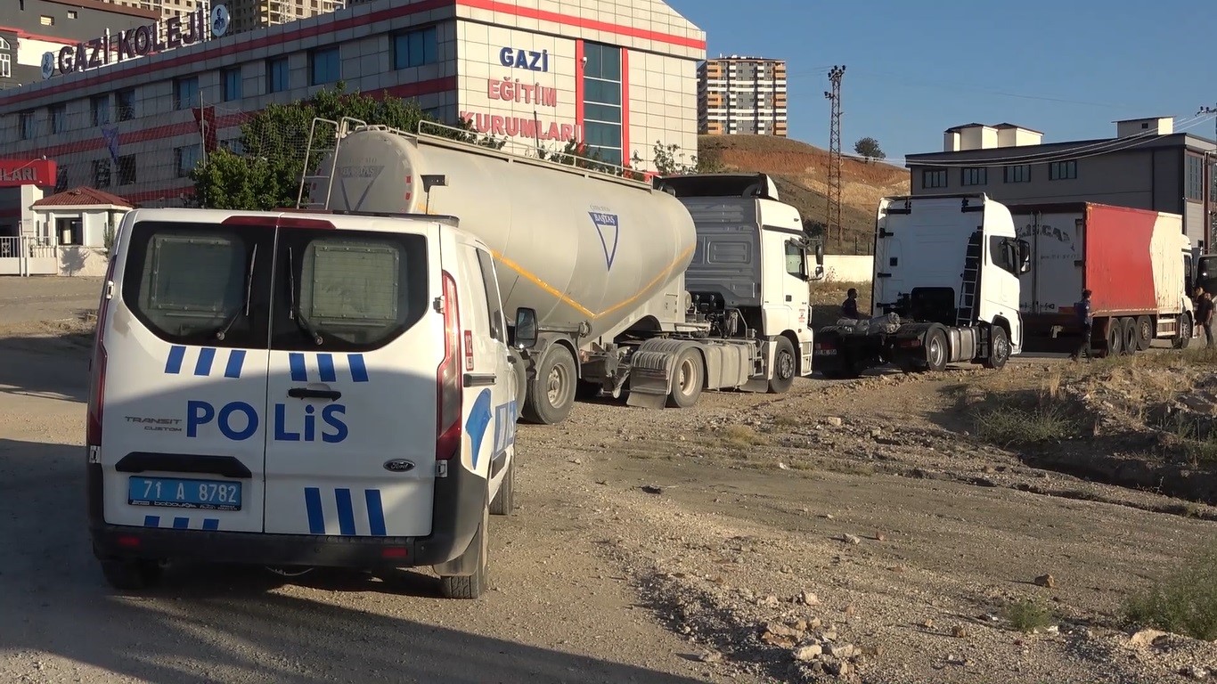 Kırıkkale’de zincirleme kaza: Otomobil hurdaya döndü, 2 kişi yaralandı