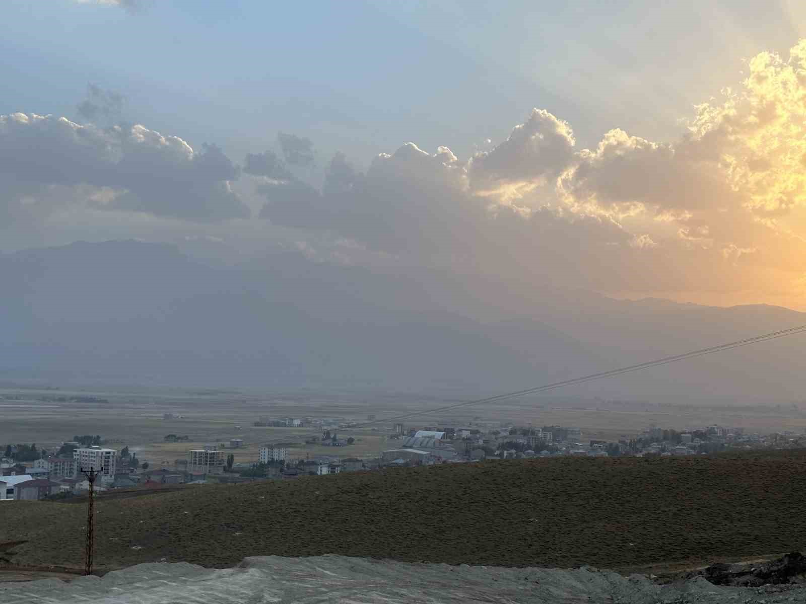 Yüksekova’da dağlar toz bulutunda kayboldu