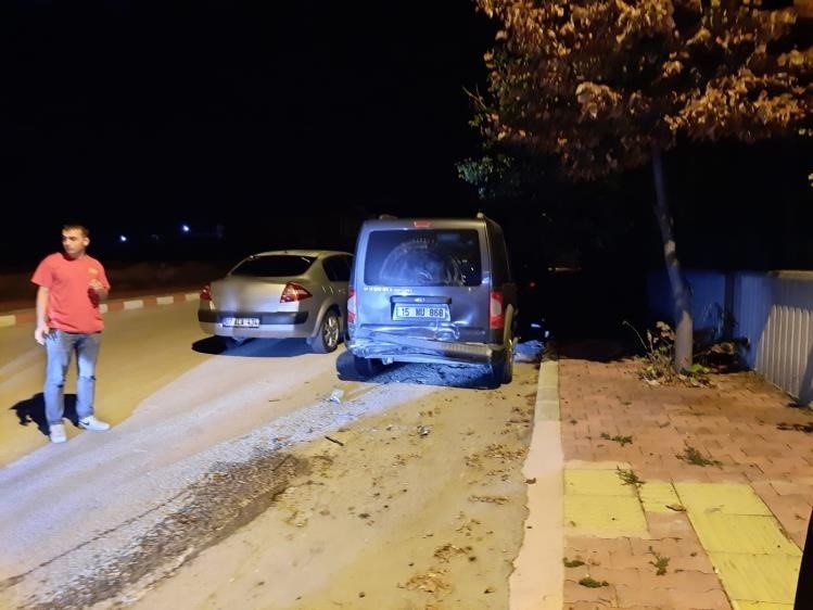 Kontrolden çıkan otomobil park halindeki ticari araca çarptı: 1 yaralı