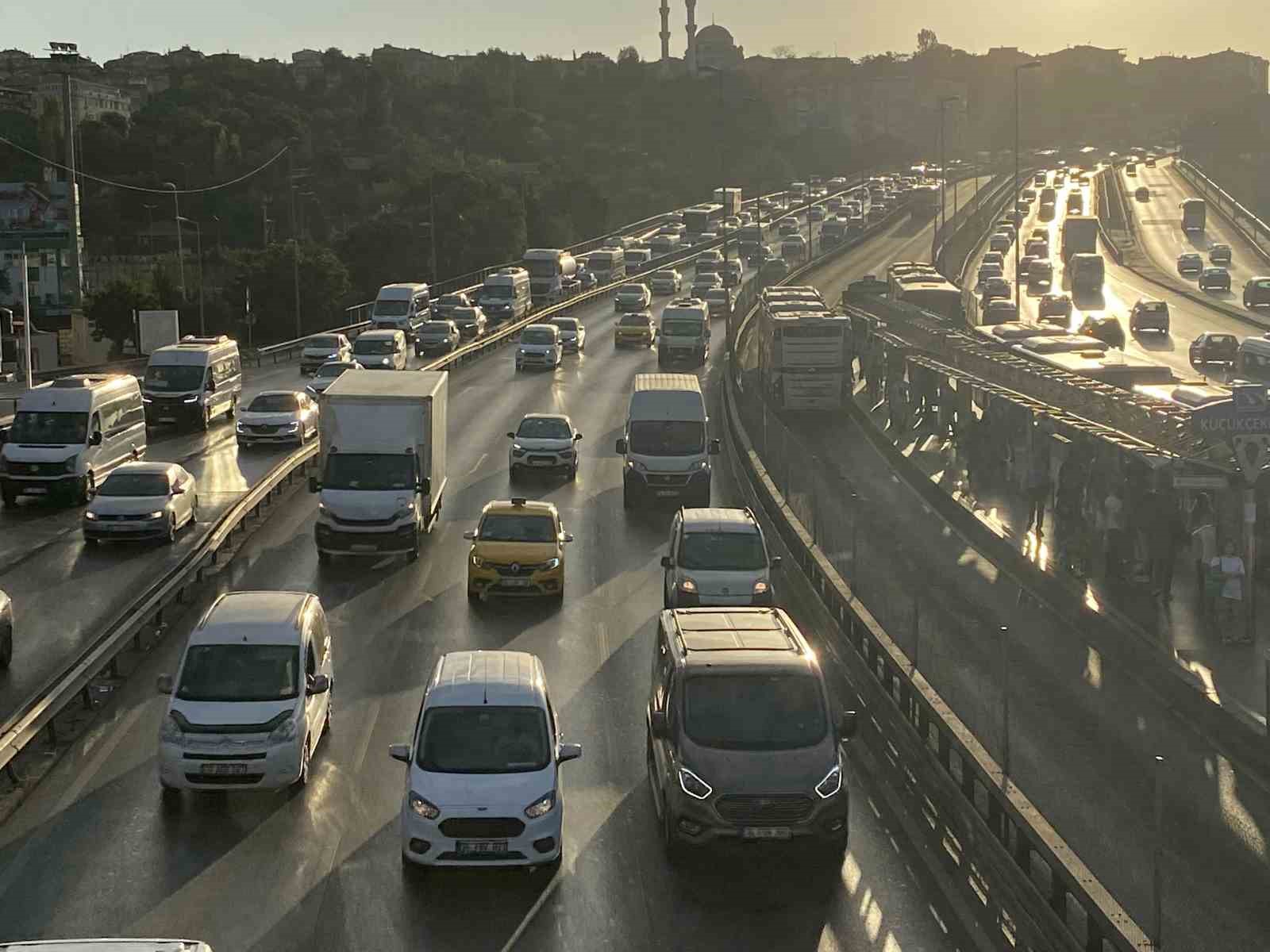 İstanbul’da okulların açılmasıyla trafik yoğunluğu arttı

