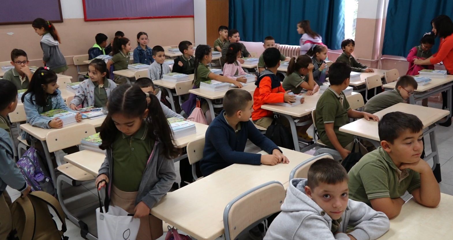 Ders zili &ccedil;aldı &ouml;ğrenciler okula koştu
