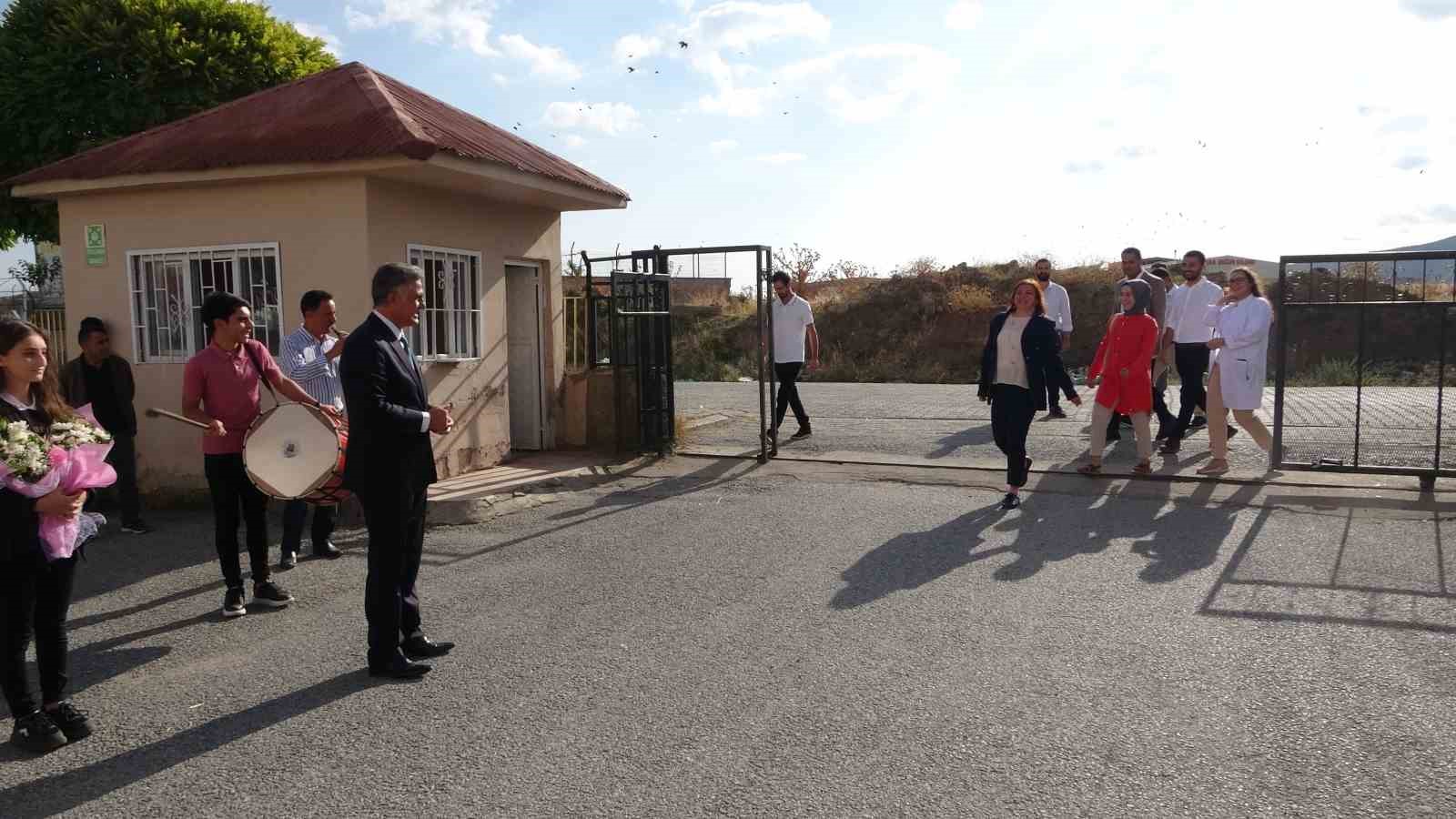 Tatvan’a yeni atanan öğretmenlere davul zurnalı karşılama