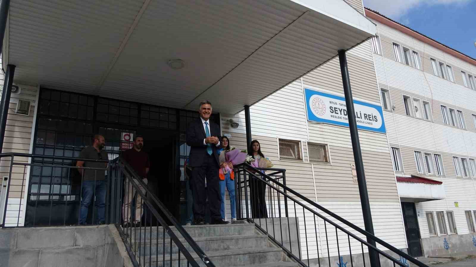 Tatvan&rsquo;a yeni atanan &ouml;ğretmenlere davul zurnalı karşılama
