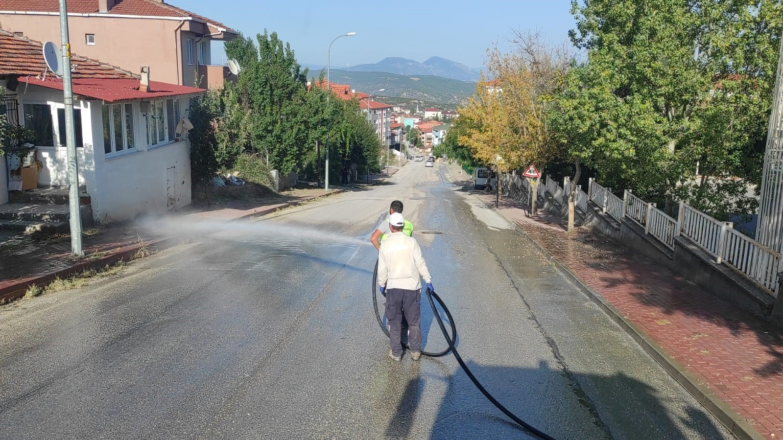 Okul bahçelerinde temizlik ve yıkama çalışması yapıldı