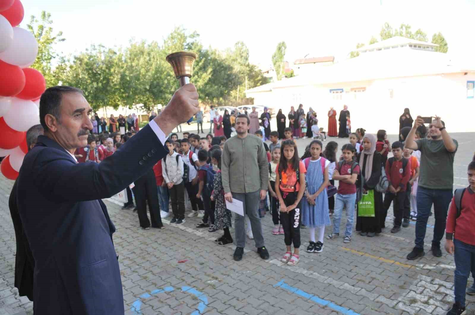 Muş’ta eğitim öğretim yılının ilk ders zili çaldı
