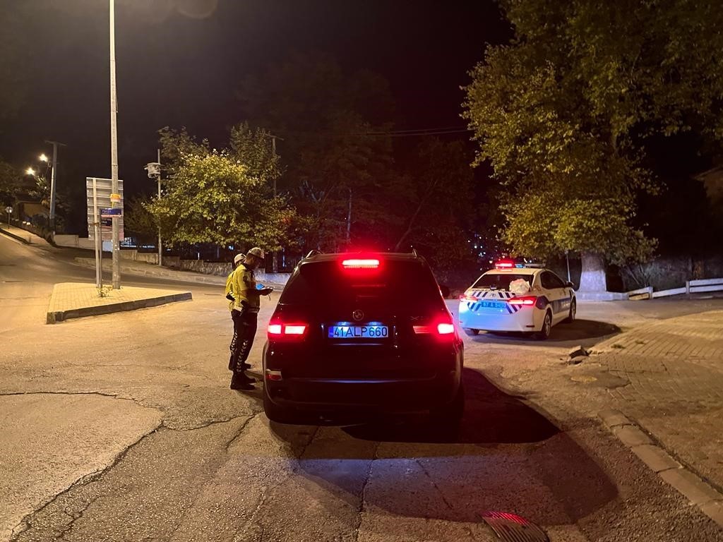 Alkol ve abartı egzoz uygulaması yaptılar
