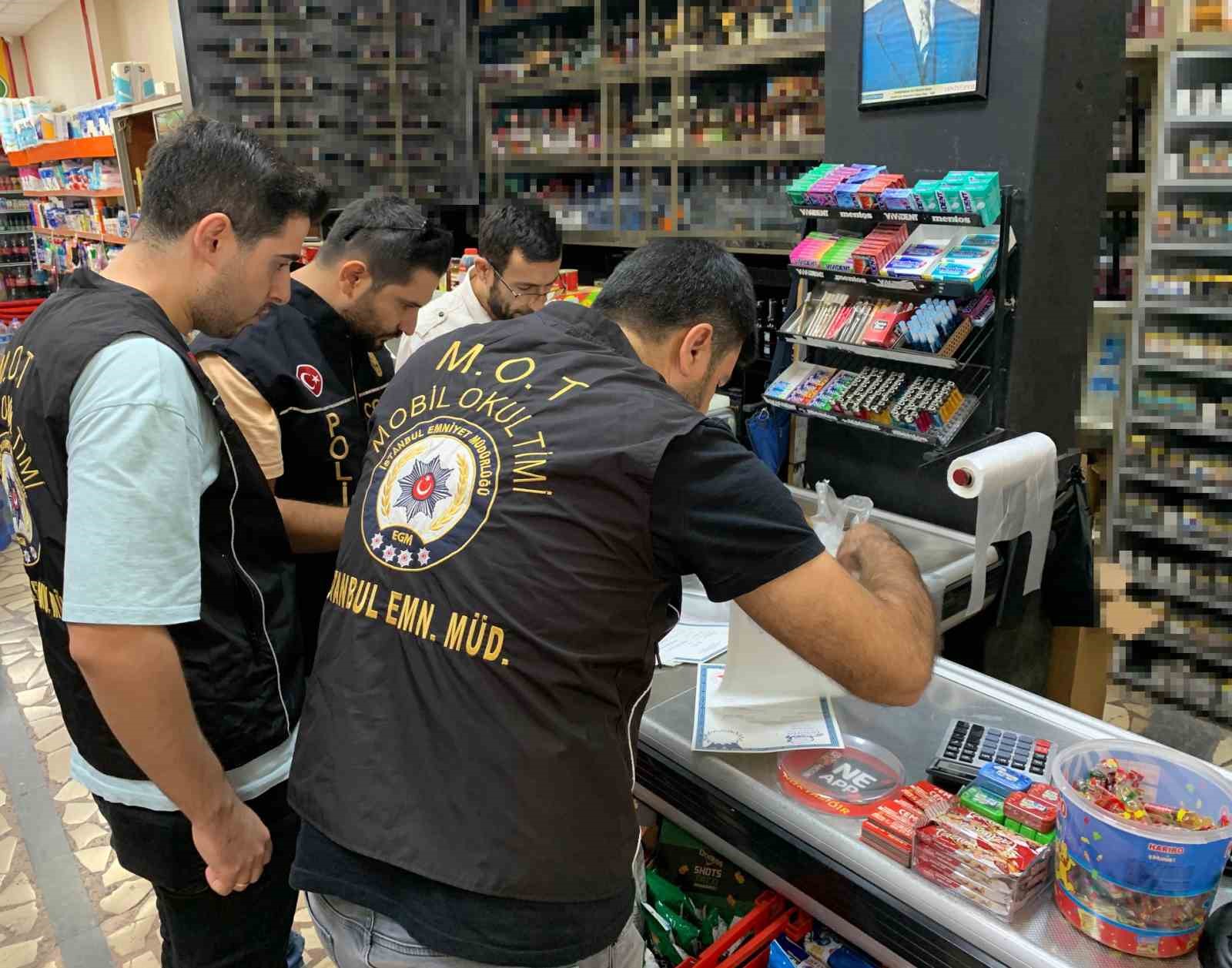 Kağıthane&rsquo;de okul &ouml;nleri ve &ccedil;evresinde polis denetimi
