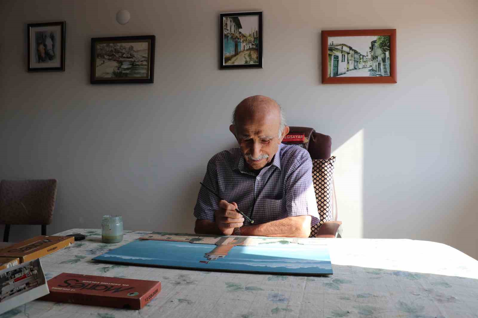 89 yaşındaki resim aşığı 23 yıl boyunca yaptığı resimleri evinde sergiliyor
