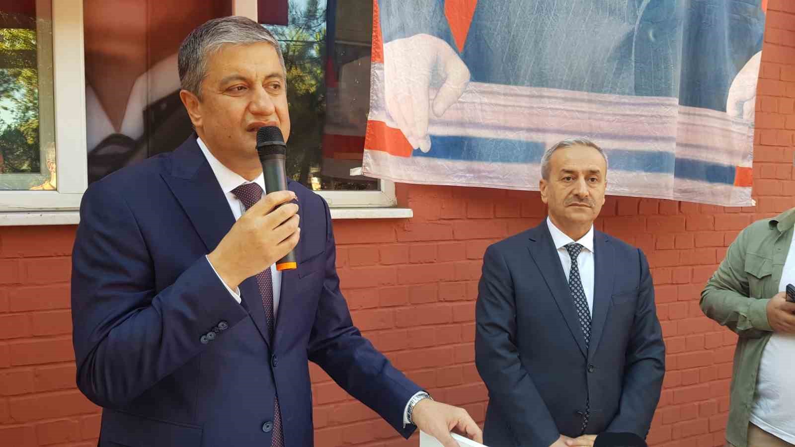 İlkokul öğrencisinin Vali Yavuz’dan ilk talebi ‘Deve-cüce’ oynamak oldu