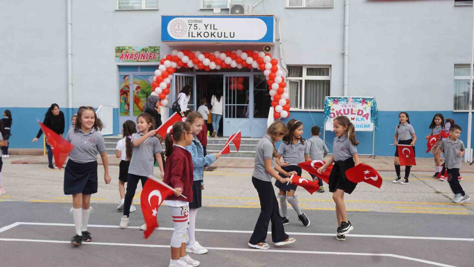 Edirne’de İlk ders zili çaldı, okullar çocuk sesleriyle şenlendi