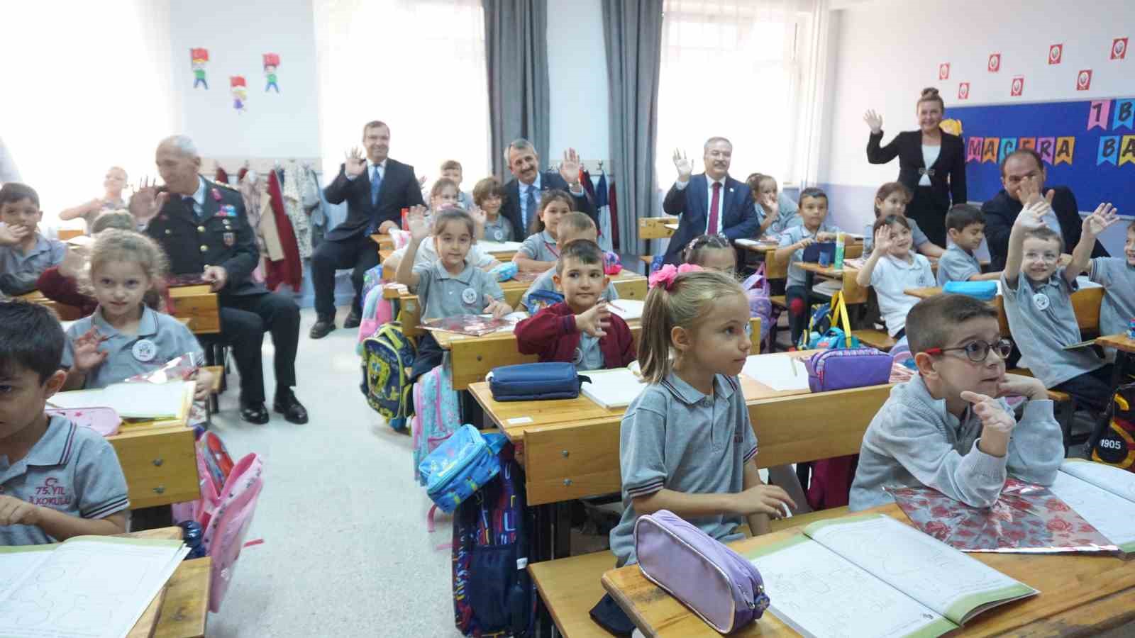 Edirne&rsquo;de İlk ders zili &ccedil;aldı, okullar &ccedil;ocuk sesleriyle şenlendi
