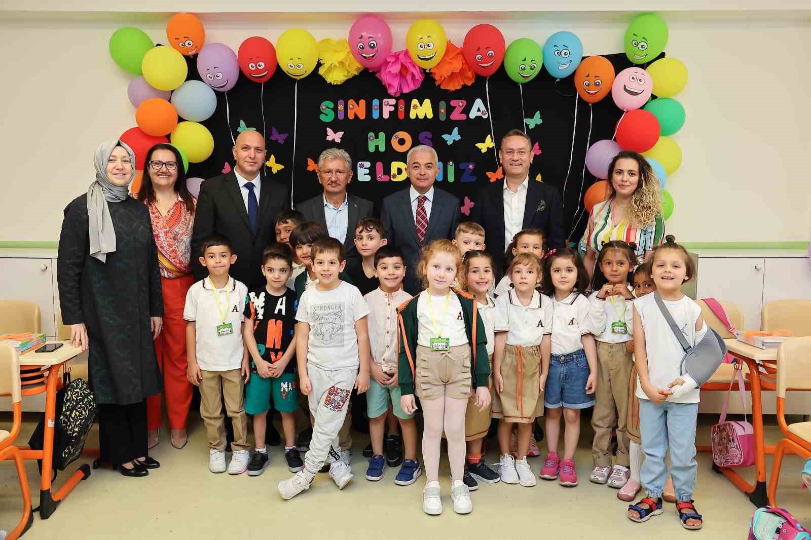 Belediye Başkanı Kartoğlu, ilk ders zilini öğrencilerle birlikte çaldı 
