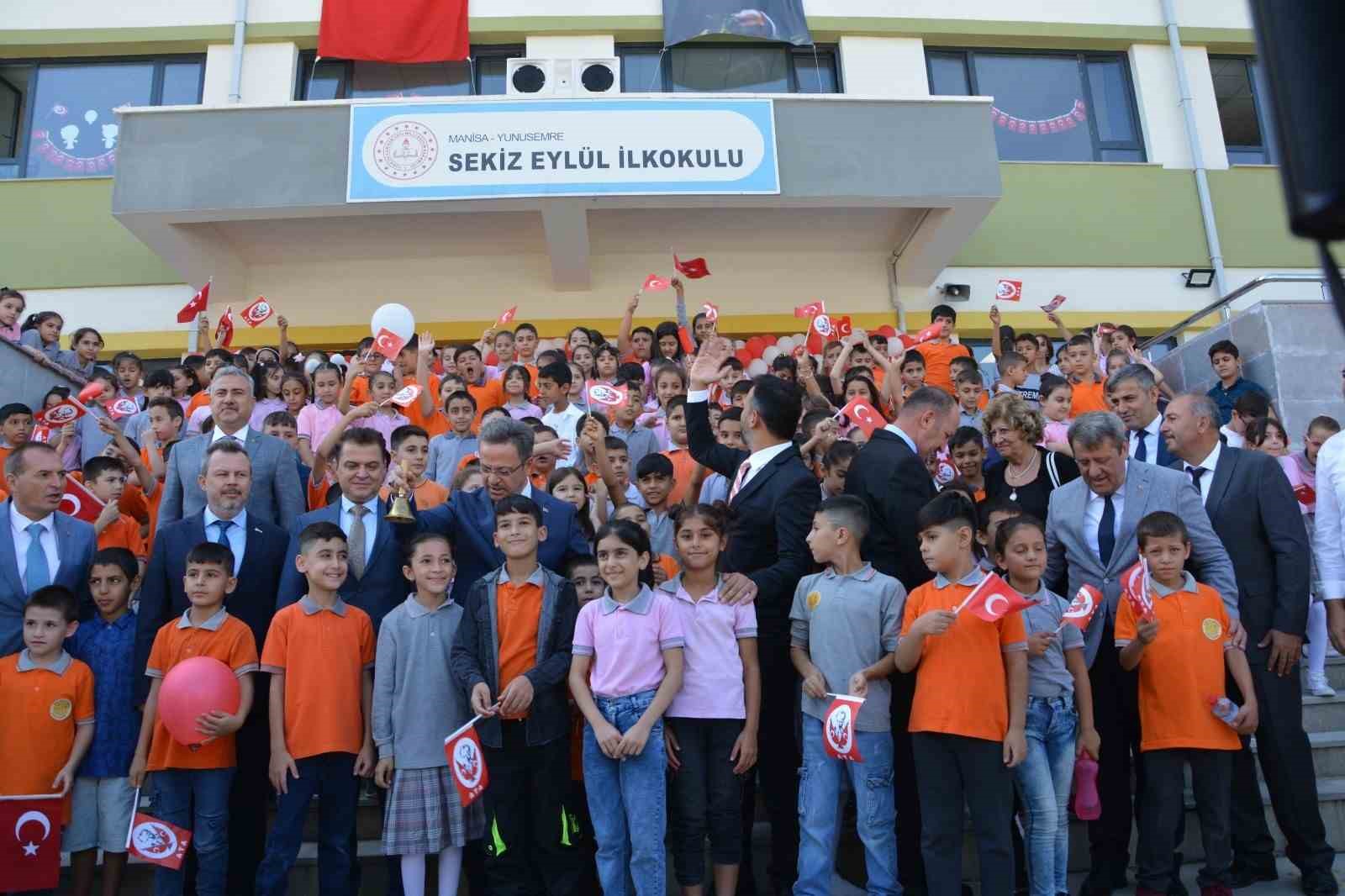 Manisa&rsquo;da 300 bin &ouml;ğrenci i&ccedil;in ilk ders zilini Vali &Uuml;nl&uuml; &ccedil;aldı

